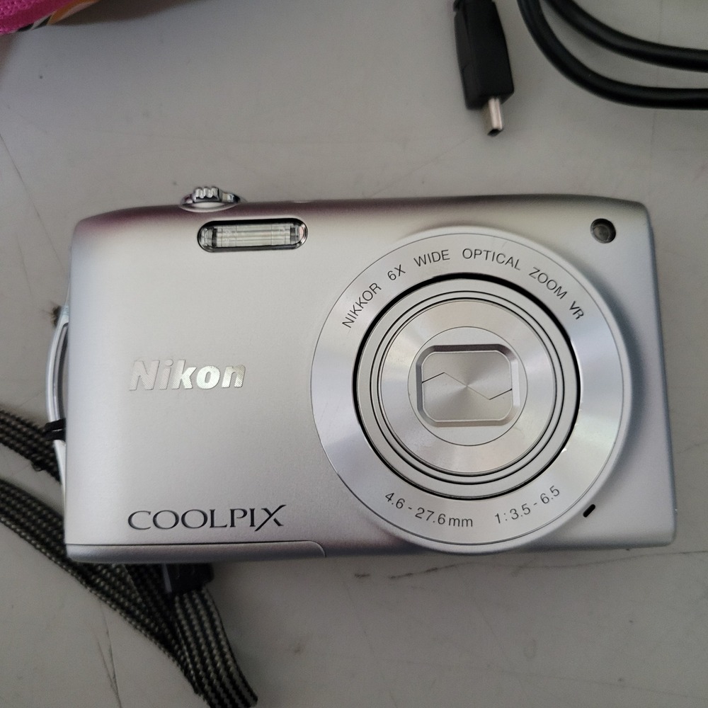 Nikon Coolpix S3300 Silver Digital Camera 6x Wide Optical Zoom VR Bundle Case - Picture 2 of 5